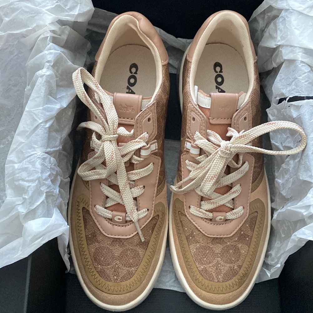 Coach sneakers size 39/5 along with wrislet only worn2 times